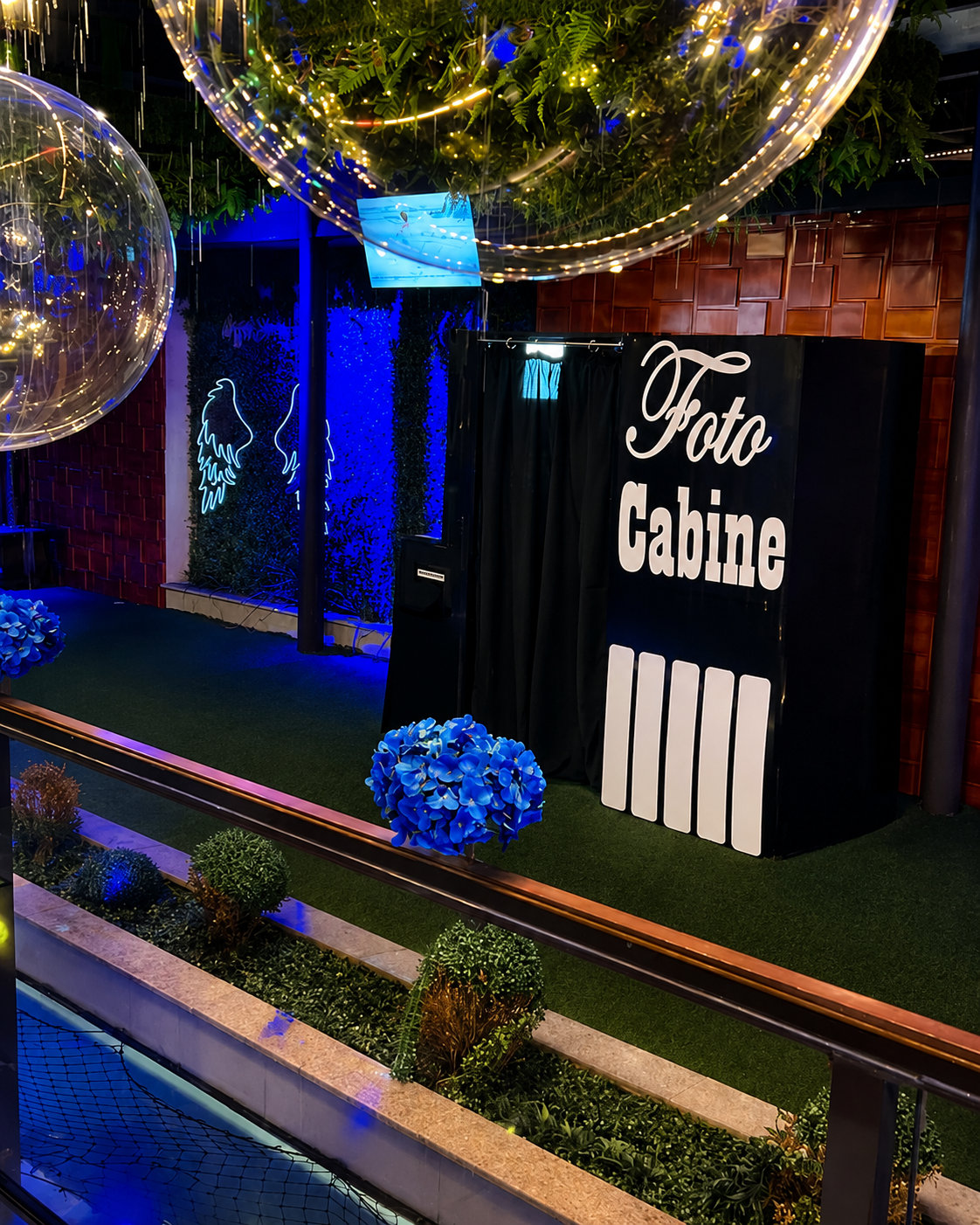 Cabine Foto com decoração neon e jardim