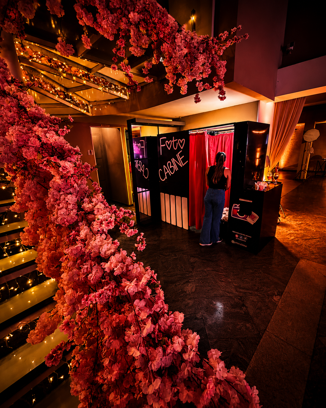 Cabine com decoração de flores